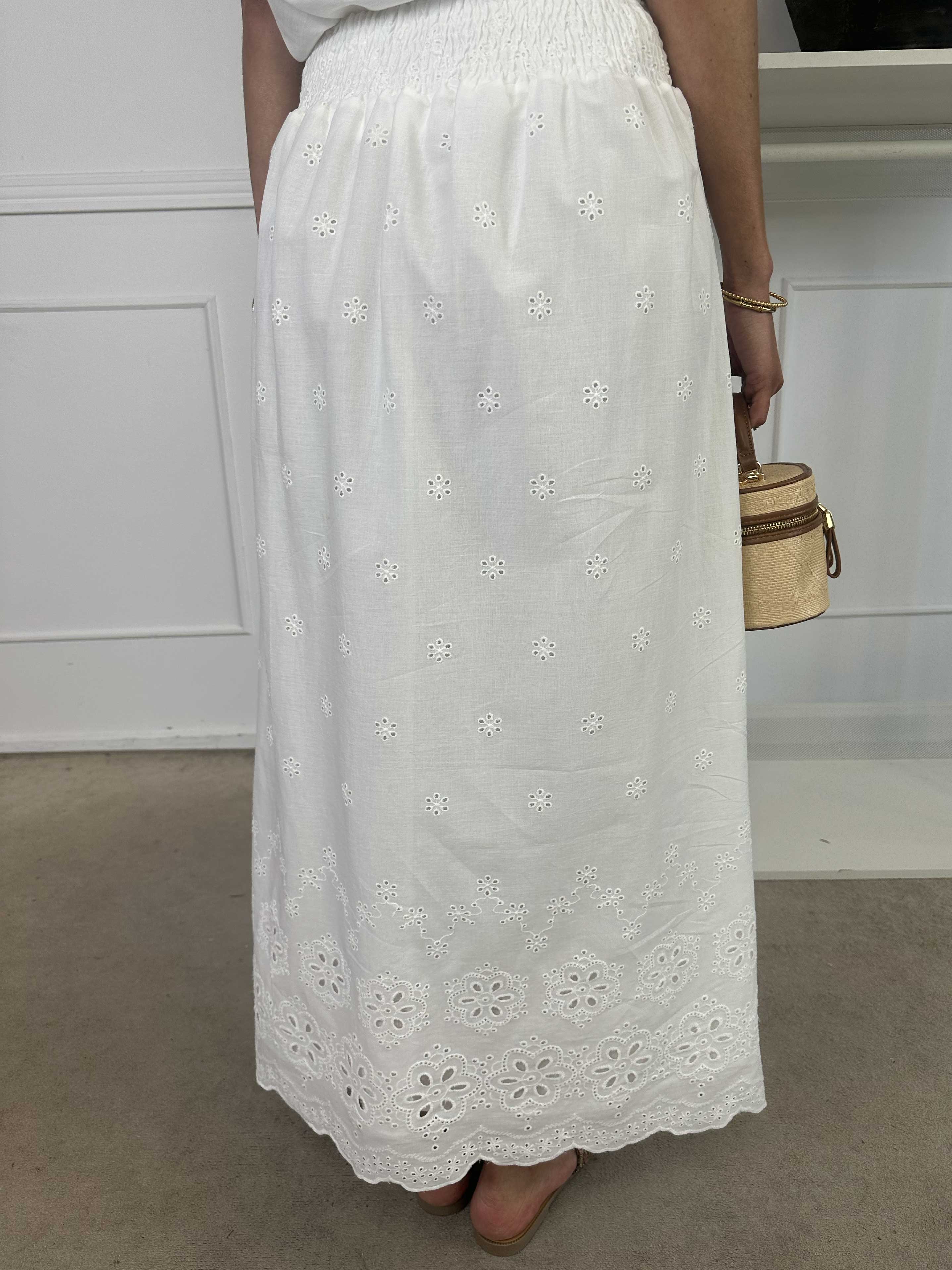 Susan - Söt kjol i vit bomull med broderie anglaise